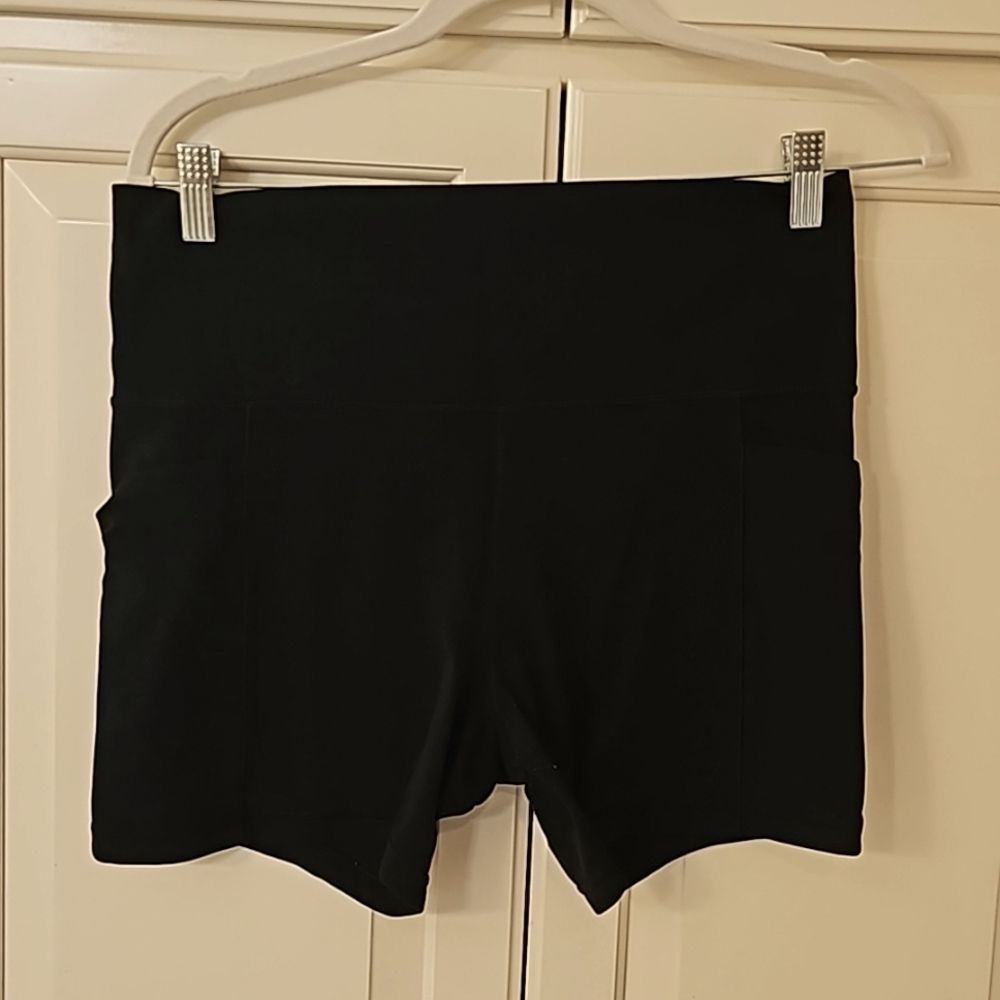 Athleta Salutation Stash shorts